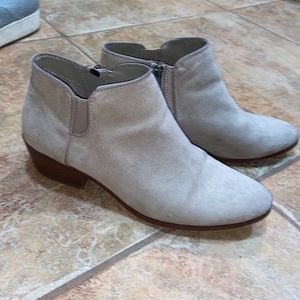 Ankle, low heeled bootie